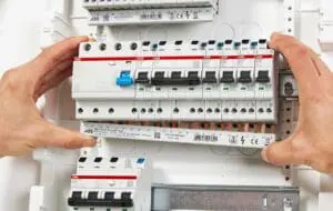 Întreruptorul miniatural ABB permite tranziția energetică către un viitor net zero bazată pe siguranță