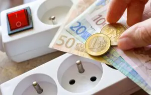Consumatorii să-și schimbe furnizorul, dacă prețurile sunt prea mari