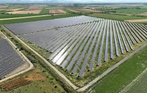 Investițiile în parcuri fotovoltaice devin o prioritate pentru distribuitorii de energie