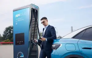 PPC instalează stații de încărcare a mașinilor electrice la magazinele Altex
